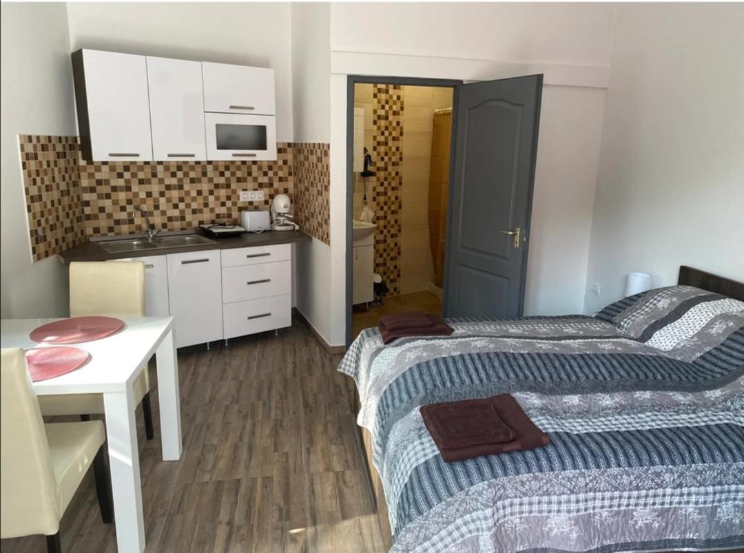 Eros Apartman Hajdúszoboszló Exterior foto